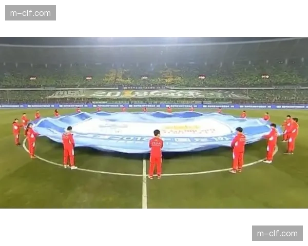 青岛西海岸主场响起巨型Tifo，球迷拼绘“黄海弄潮儿”震撼画面